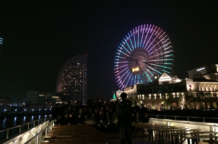 忘年会クルーズでの記念撮影風景