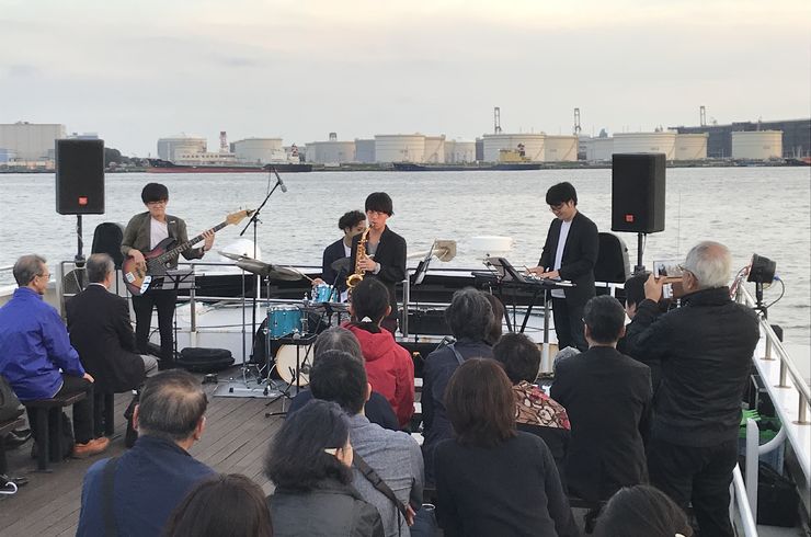ジャズの演奏に酔いしれる