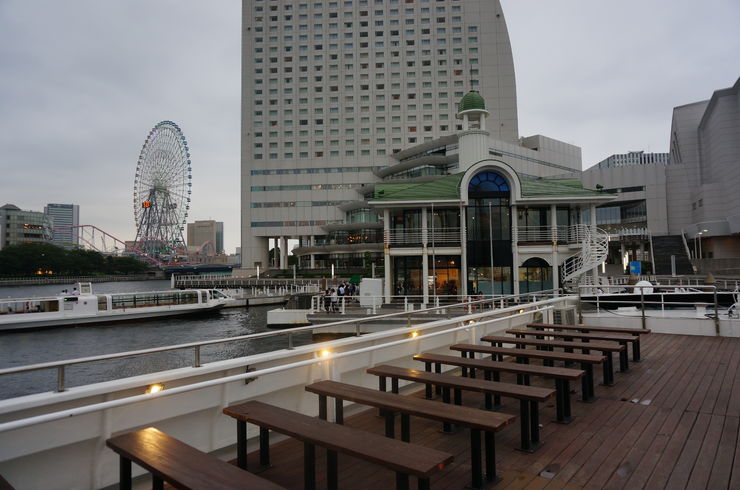 みなとみらいと停泊中のフロンティアルーツ