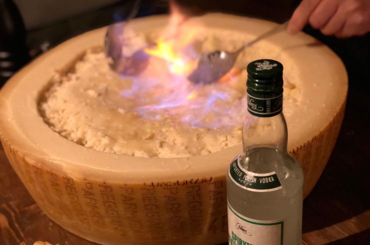 目の前でチーズリゾットを仕上げます！