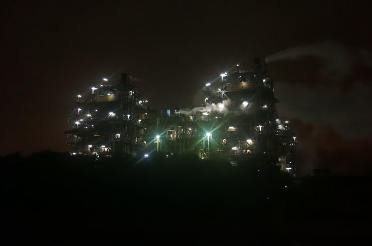 幻想的な工場の夜景